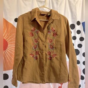 Vintage Wrangler bottom down with pearl snaps and embroidered floral detail.